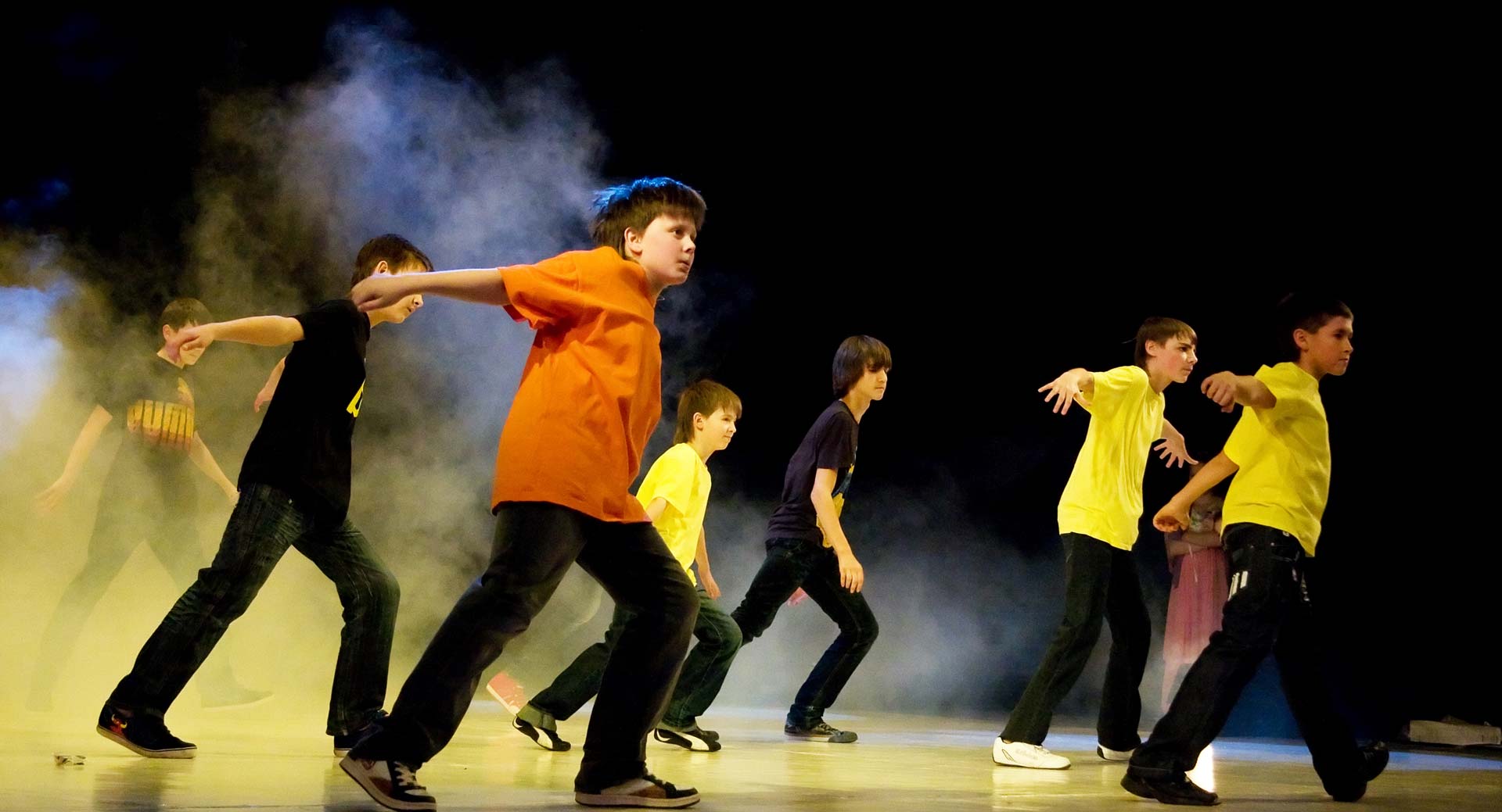 boys-dancing-on-stage
